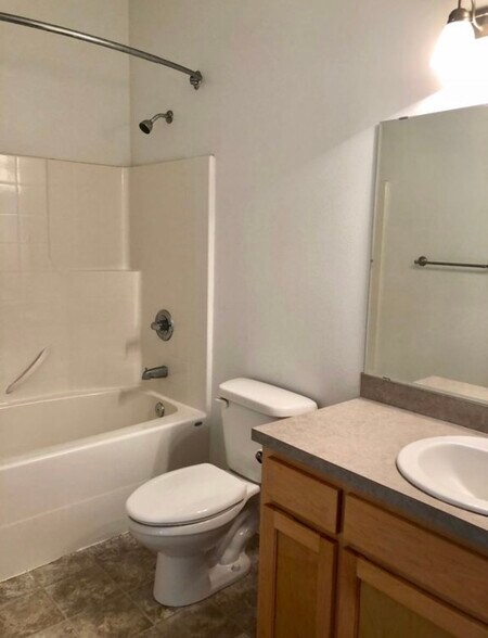 Building Photo - 758 Meadowlawn Pl
