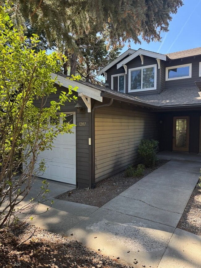 Building Photo - Updated duplex in NW Bend