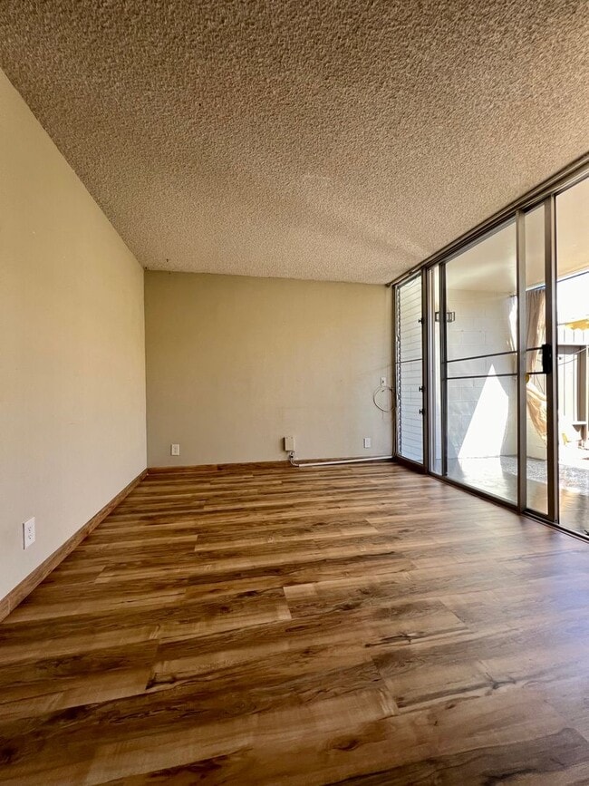 Building Photo - Charming 1/1/1 Ground Floor Unit with Lanai & Yard