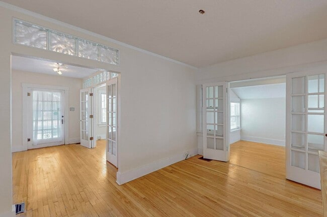 Building Photo - Two Bedroom One Bath home or sweet little ...