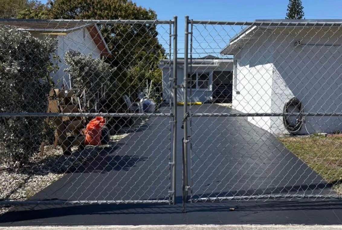 Shared driveway with Apt F - 209 NW 28th Ave
