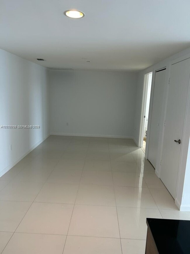 Building Photo - 495 Brickell Ave