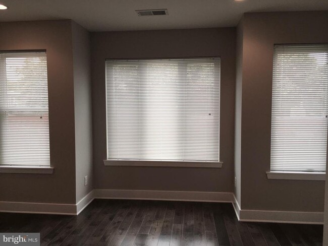 Building Photo - 2341 W Thompson St