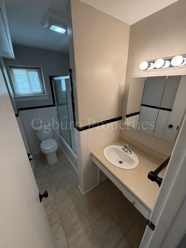 Building Photo - 1034 Franklin St SW