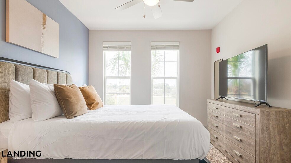 Building Photo - 5885 Lakehurst Dr