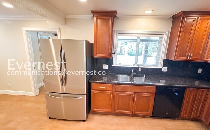 Building Photo - 1111 Madera Ave