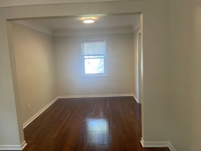 Building Photo - Spacious 4 Bed / 2 Bath Home with Large Ba...