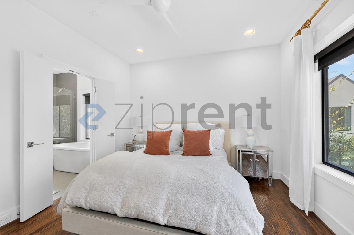 Building Photo - Unit E