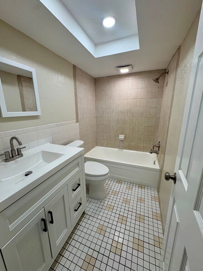 Building Photo - 4606 Eastwood Ln