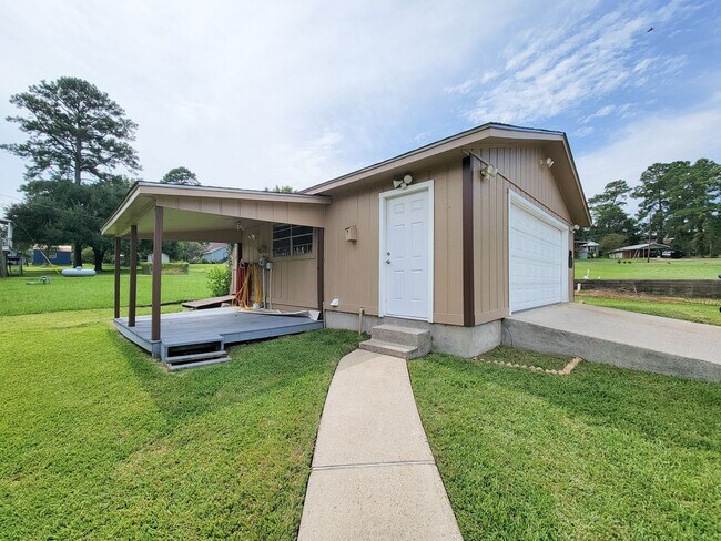 Building Photo - Extremely well maintained home. The second...