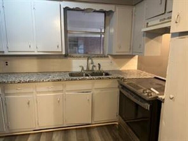 Building Photo - Walnut St Duplex