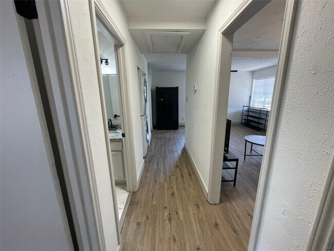 Building Photo - 411 Guyer St