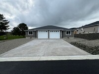 Building Photo - Brand new Green area 3 Bedroom 2 Bath Dupl...