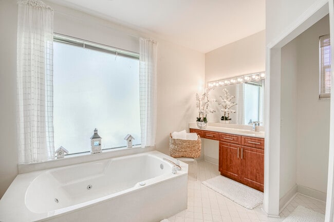 Building Photo - 10080 Dover Carriage Ln