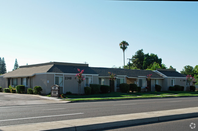 Building Photo - Oak Knoll Apartments