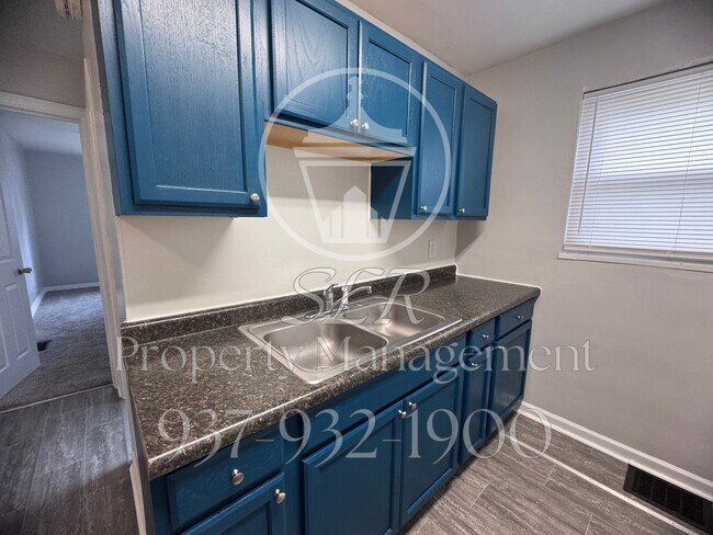 Building Photo - 420 E Siebenthaler Ave