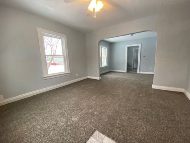 Building Photo - Two bedroom, one bathroom single home in S...