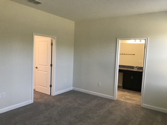 Building Photo - NEWER 3/2 Plus Den Home at The Oaks in Mos...