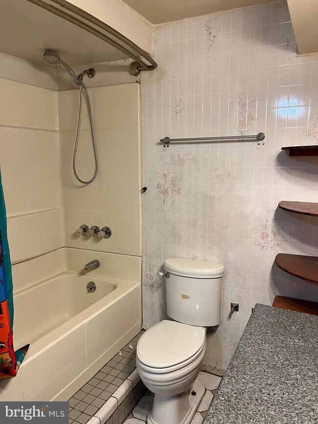 Building Photo - 5525 Larch St