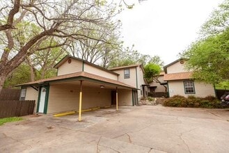 Building Photo - 712 Peques St