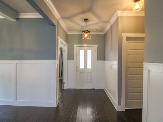 Building Photo - Great Location near Edgewater and Toyota F...