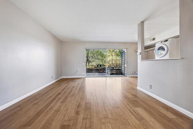 Building Photo - 1304 Mariposa Dr