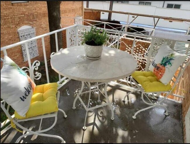 Private balcony - 6042 Averill Way