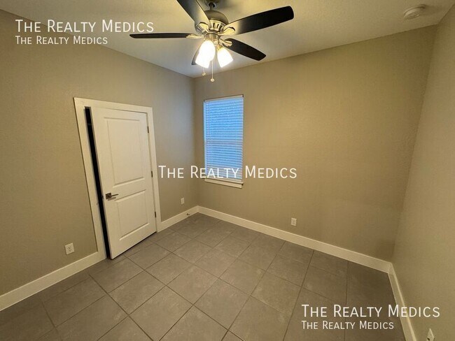 Building Photo - 119 Lily Ln