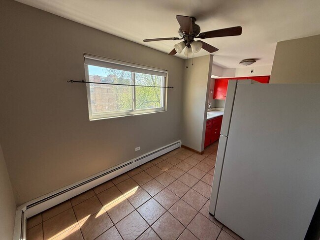 Building Photo - 1657 W Farwell Ave