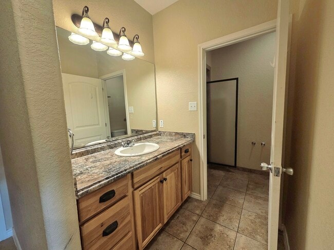 Building Photo - Floresville 3rd St Apartments