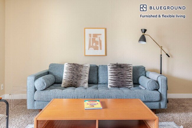 Building Photo - 950 E Hillsdale Blvd