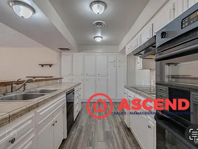 Building Photo - Phenomenal Home Located In Gated Community!