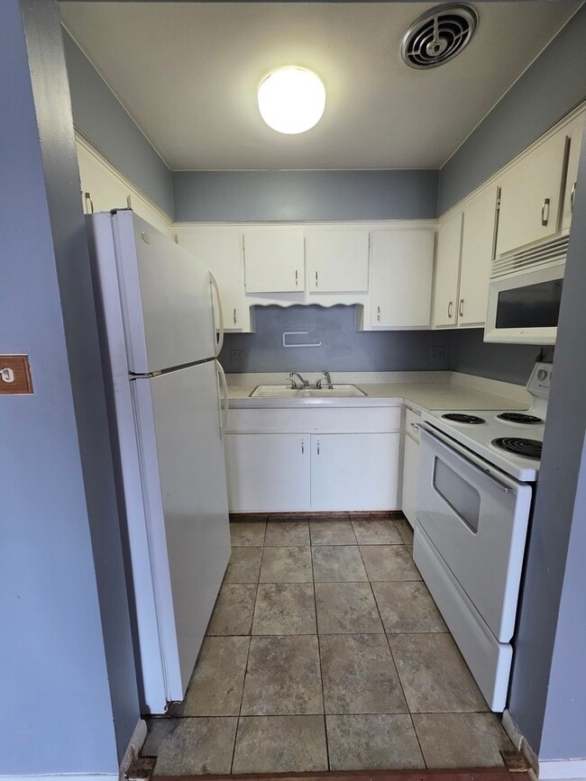 Building Photo - 336 Lathrop Ave