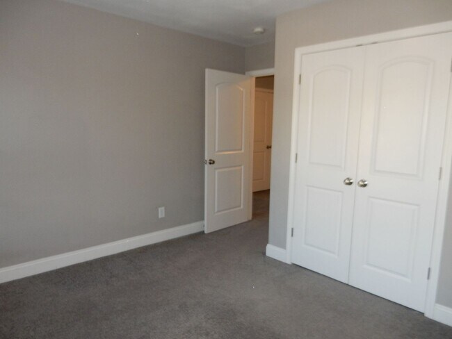 Building Photo - Quality 3 BR Townhome; Convenient to Med C...