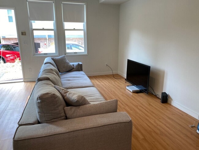 Building Photo - North Capitol Hill Garden Unit- 2 bedroom ...