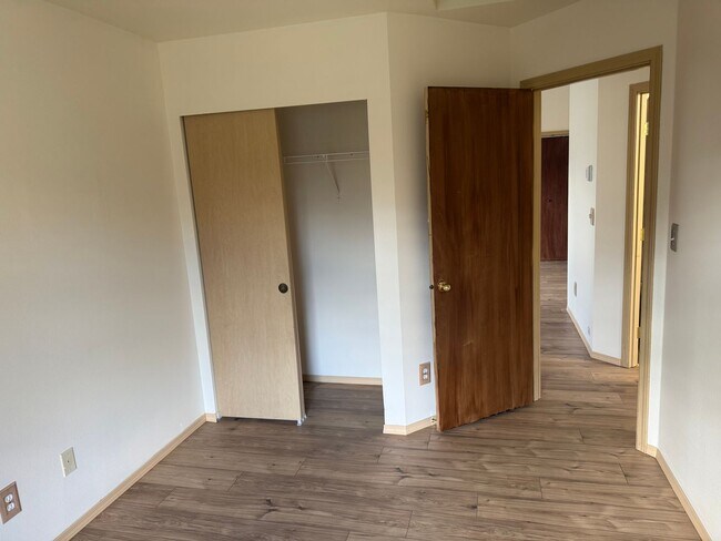 Building Photo - Burlington Two Bedroom House