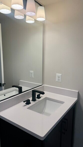 Building Photo - 402 Meadow Creek Dr