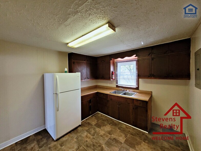 Building Photo - 115 E Jere Whitson Rd