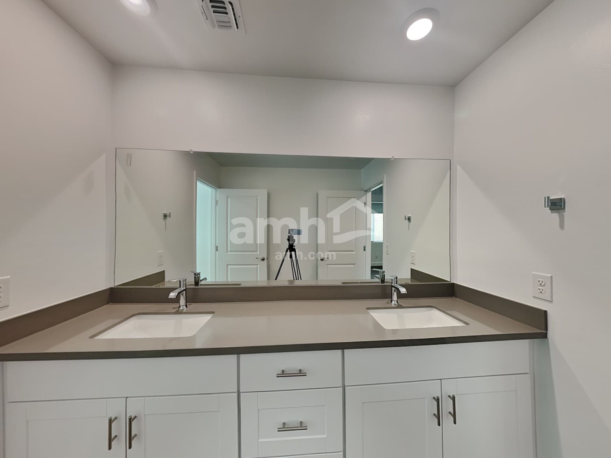 Building Photo - 6076 W Paseo Hilario