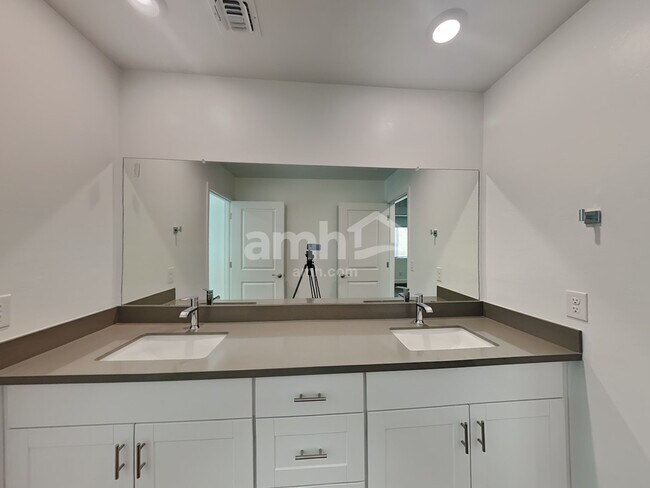 Building Photo - 6076 W Paseo Hilario