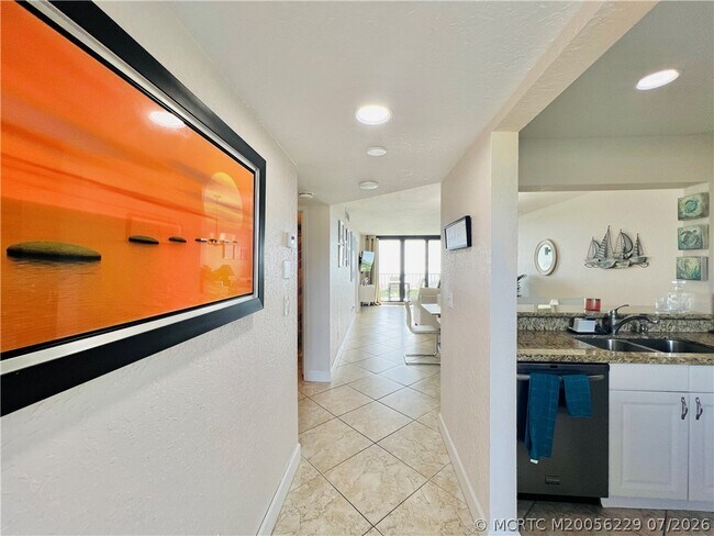Building Photo - 4250 N Hwy A1A
