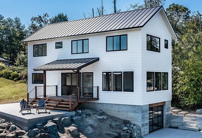 Primary Photo - Stunning Holmes Harbor Home and Pet Friendly!