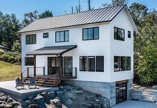 Building Photo - Stunning Holmes Harbor Home and Pet Friendly!