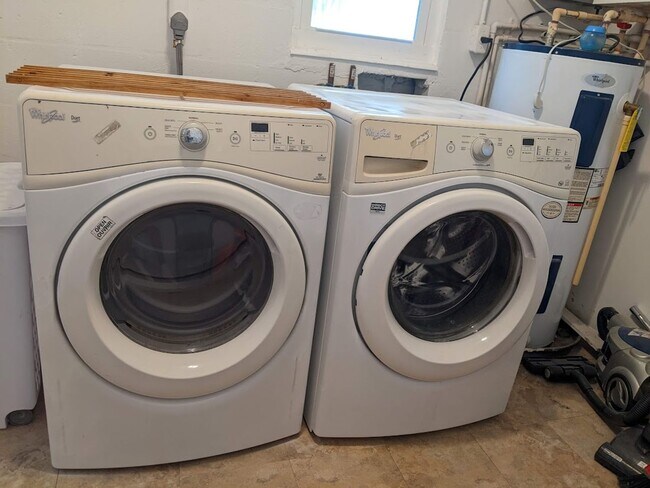 Building Photo - 2 Bed / 1 Bath Cozy Downtown Duplex Apartment