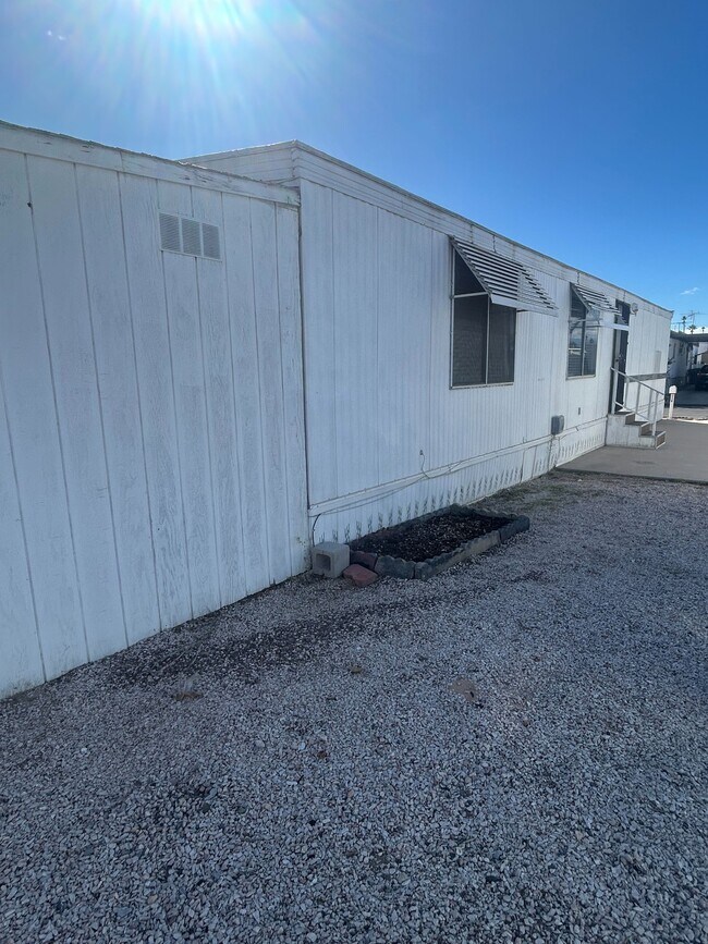 Building Photo - 3601 E Wyoming Ave