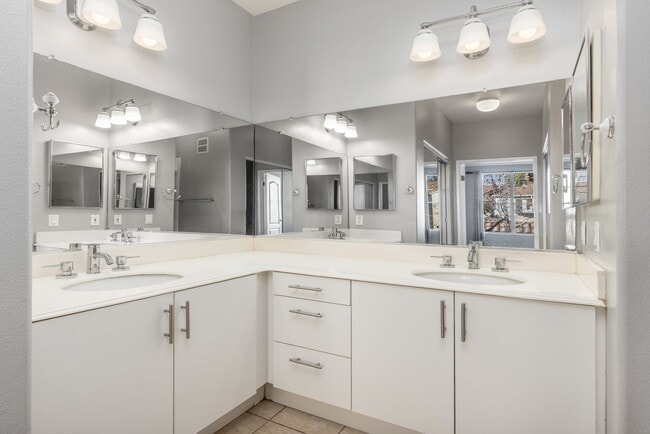 Building Photo - Beautiful Two Bedroom / Two Bathroom Condo (2nd floor / Top Floor) Near Del Mar Beaches! Call for...