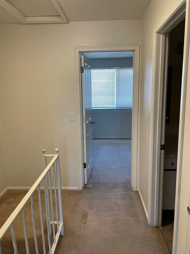 Building Photo - 2 Bedroom, 1.5 Bathroom Twin Home in West ...