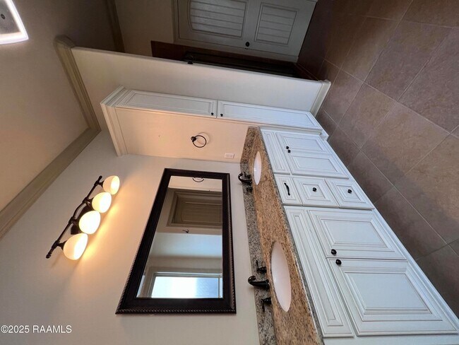 Building Photo - 100 Birchview Dr