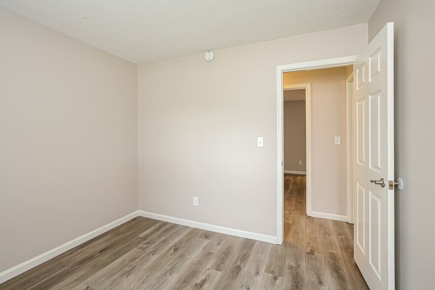 Building Photo - 1108 W Southport Rd