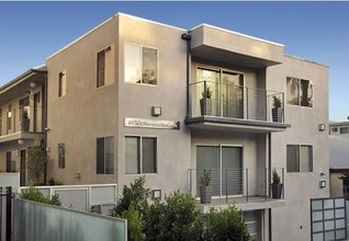 front of the property - 1418 N Poinsettia Pl